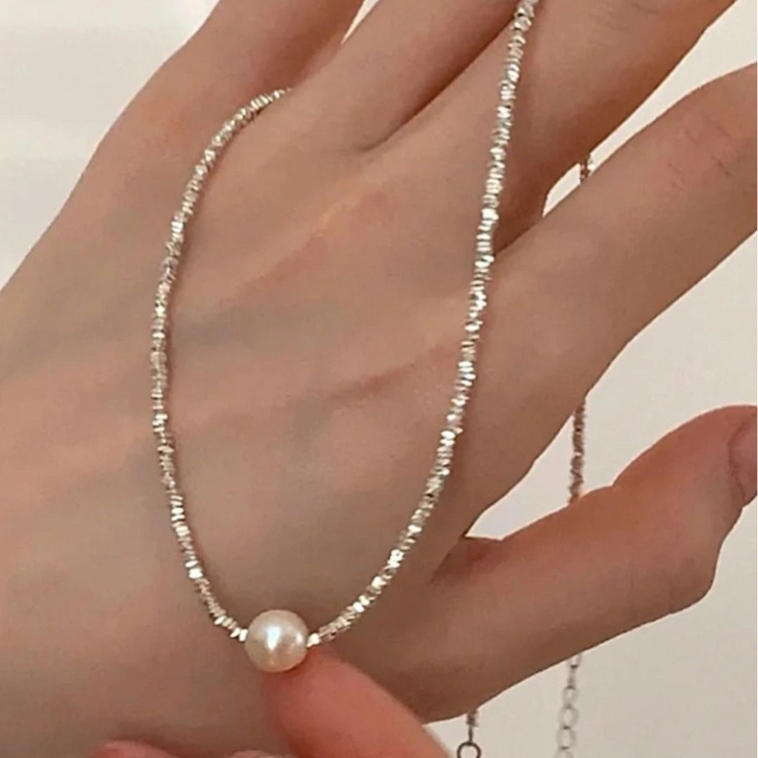軽くて高級な高級シルバーパールネックレス、女性用ヴィンテージ万能クールブレスレット、ニッチデザインネックレス