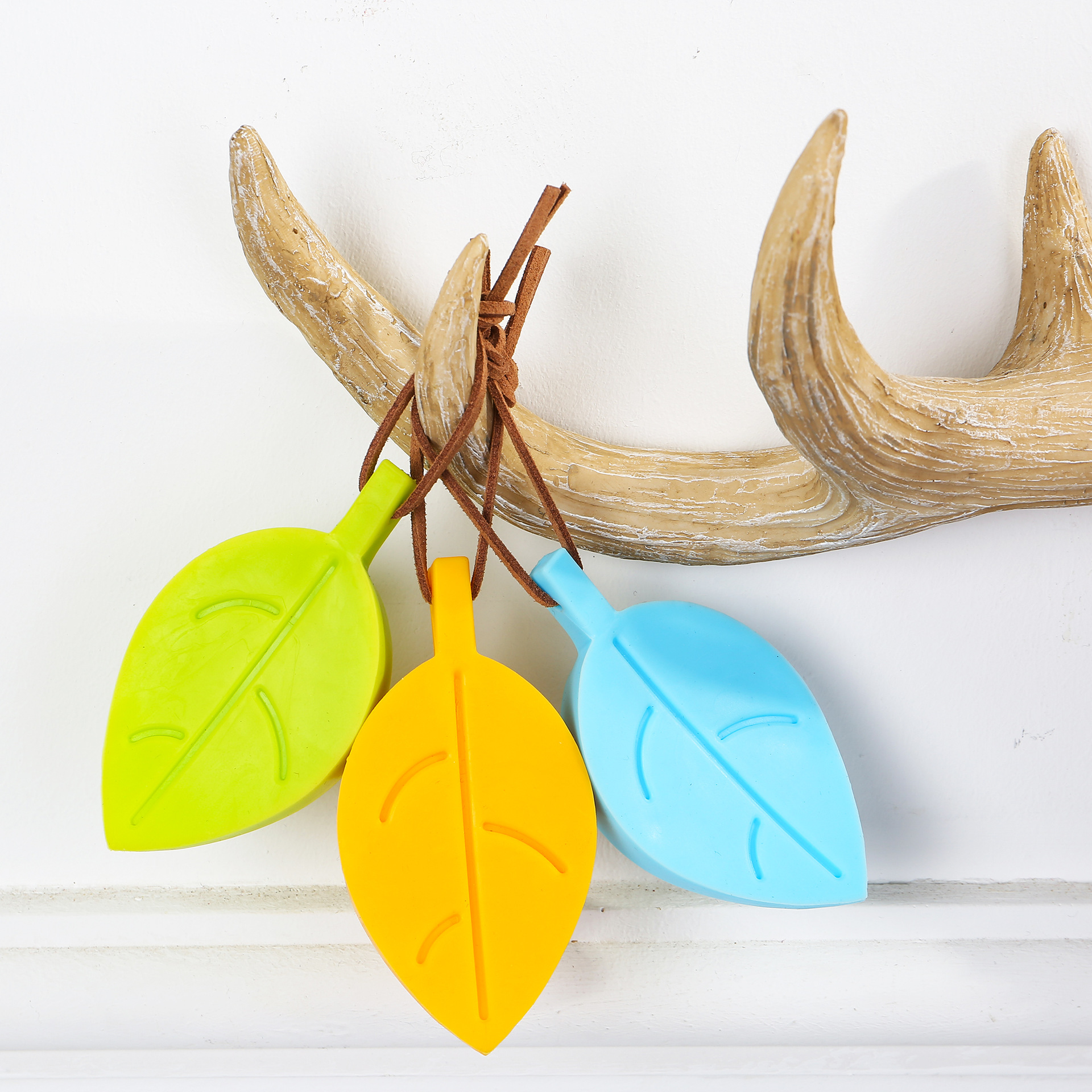 子供の漫画の木の葉のドアのプラグの挟み防止の手の装置の安全用品の食品級のシリコンの安全なドアのカードの4色